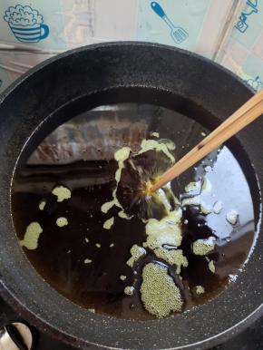 锅烧热放入适量的菜籽油，烧至七成热！（筷子放进油锅，筷子周围冒大泡的时候说明油温可以了！）
