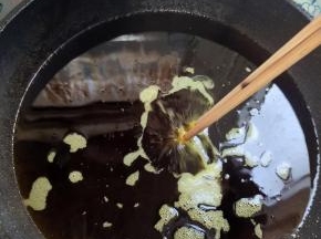 锅烧热放入适量的菜籽油，烧至七成热！（筷子放进油锅，筷子周围冒大泡的时候说明油温可以了！）