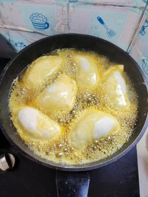 放入做好的菜角胚，中火炸！