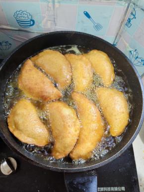 炸至两面金黄即可捞出控油！（中途记得勤翻动！）
