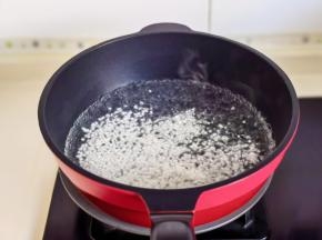 锅中加水烧开，倒入西米。