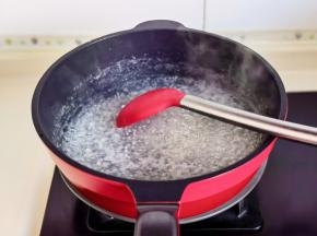 中火煮一边用铲子不停搅拌。
