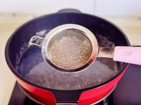 煮至西米晶莹剔透捞出。