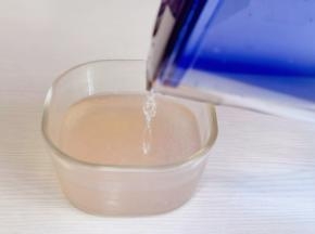 放入器具中，倒入过滤好的纯净水。