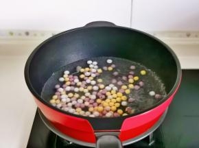 水烧开下彩色芋圆。