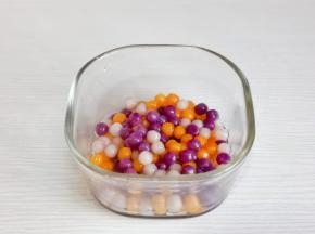 捞出放入器具中。