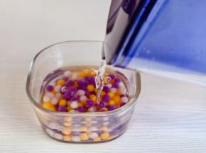 倒入过滤好的纯净水。