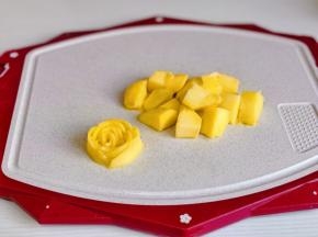 芒果去皮一半切块，一半切片做一朵玫瑰花。