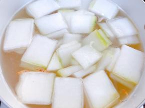 一次性加入足量的水，放入冬瓜片
