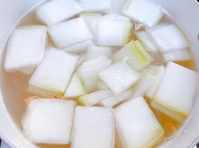 一次性加入足量的水，放入冬瓜片
