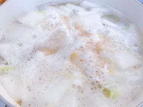 冬瓜片煮软后，撒上白胡椒粉