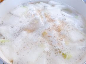 冬瓜片煮软后，撒上白胡椒粉