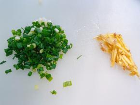 小葱切碎，姜片切丝