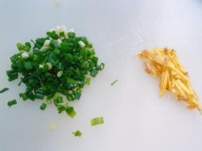 小葱切碎，姜片切丝