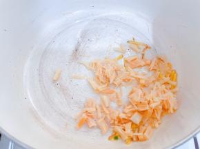 放入元贝碎炒香