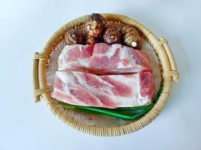 准备好五花肉，芋艿。
