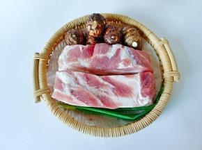 准备好五花肉，芋艿。