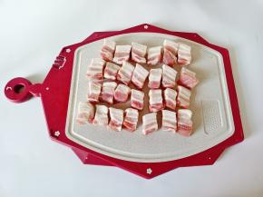 五花肉切成麻将块状大小。