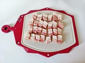 五花肉切成麻将块状大小。