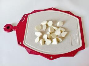 芋艿削皮切成滚刀块。