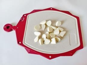 芋艿削皮切成滚刀块。