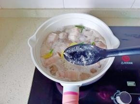 水开后撇去表面的浮沫，捞出五花肉，清洗干净，晾干水分。