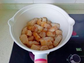 锅里放适量的油，放入五花肉煸炒至两面微黄盛盘备用。