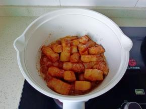 放入冰糖炒出糖色，再加入炒好的五花肉翻炒均匀。