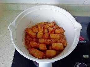 放入冰糖炒出糖色，再加入炒好的五花肉翻炒均匀。