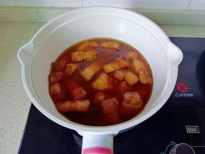 加上开水没过五花肉，开大火煮开转中火炖半小时。