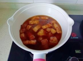 加上开水没过五花肉，开大火煮开转中火炖半小时。