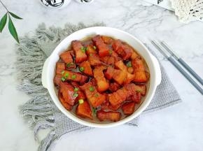 炖好的五花肉肥而不腻，芋艿软糯入味。