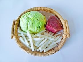 准备好年糕、牛肉、圆白菜。