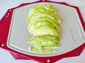 圆白菜清洗干净后切丝备用。