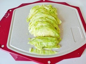 圆白菜清洗干净后切丝备用。