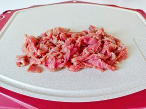 牛肉横着切细丝。