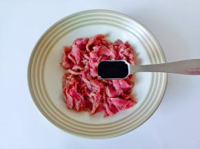 牛肉加生抽一勺。