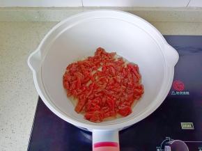 热锅热油放入牛肉丝。