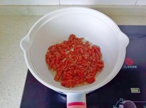 热锅热油放入牛肉丝。