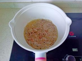 大火翻炒至变色。