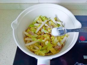 加盐半勺调味。