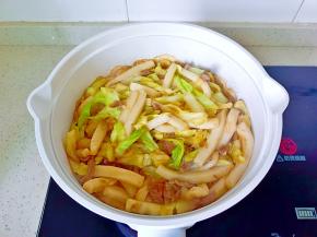 开大火翻炒均匀，加一点点热水，盖上盖子煮一下即可出锅！