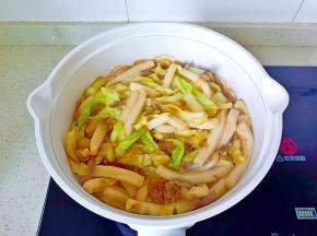 开大火翻炒均匀，加一点点热水，盖上盖子煮一下即可出锅！