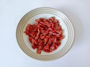 抓拌均匀后加一勺芝麻油锁住水份。