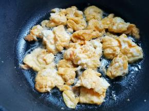 锅热放油，倒入打散的鸡蛋，炒好盛出备用。