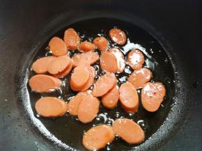 另起锅热油，加入火腿煎熟。