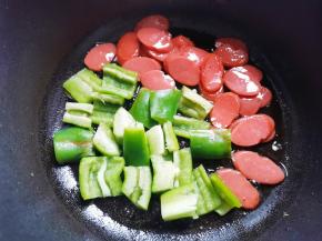 加入青椒炒熟，