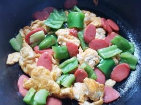放入鸡蛋，