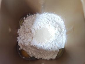 然后加入面包用小麦粉，最后加入发酵粉。