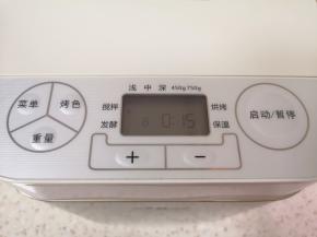 启动面包机的“和面”功能，揉面15分钟。  